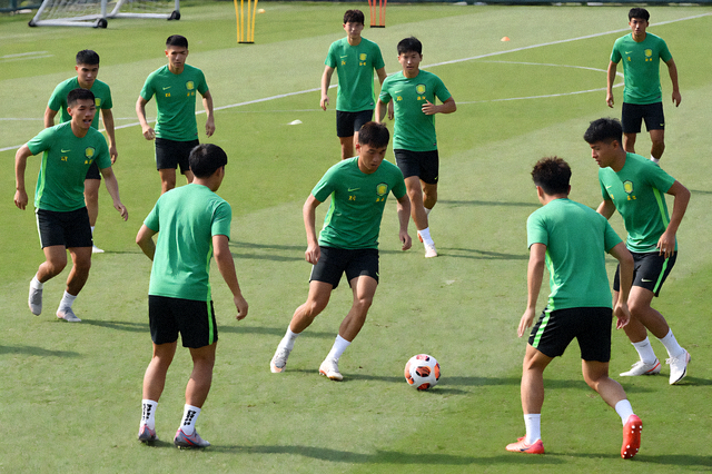 职业足球队在训练场上进行战术演练的画面